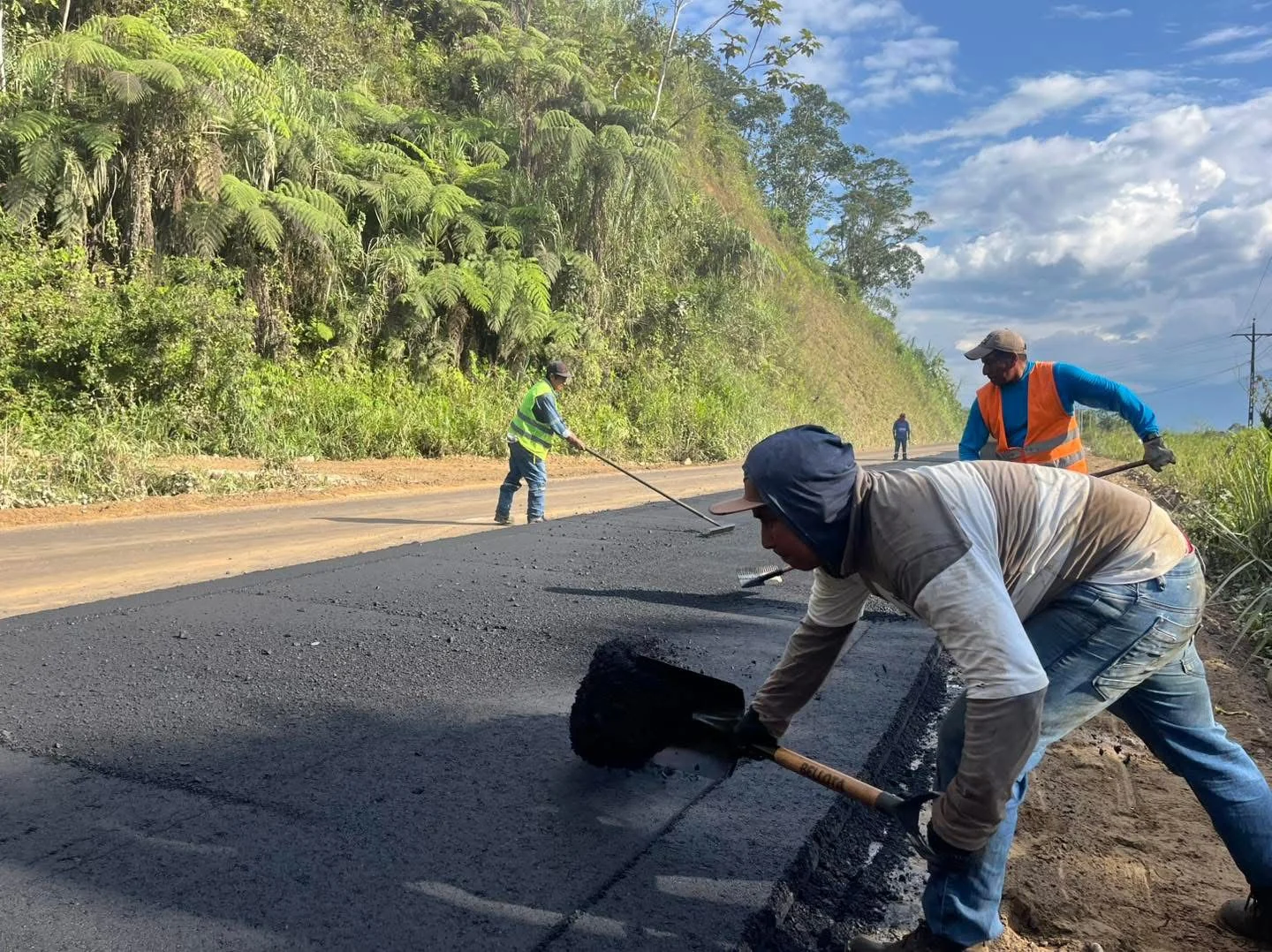 Terminación a nivel de Asfalto de la Vía desde El Dorado a Guayzimi