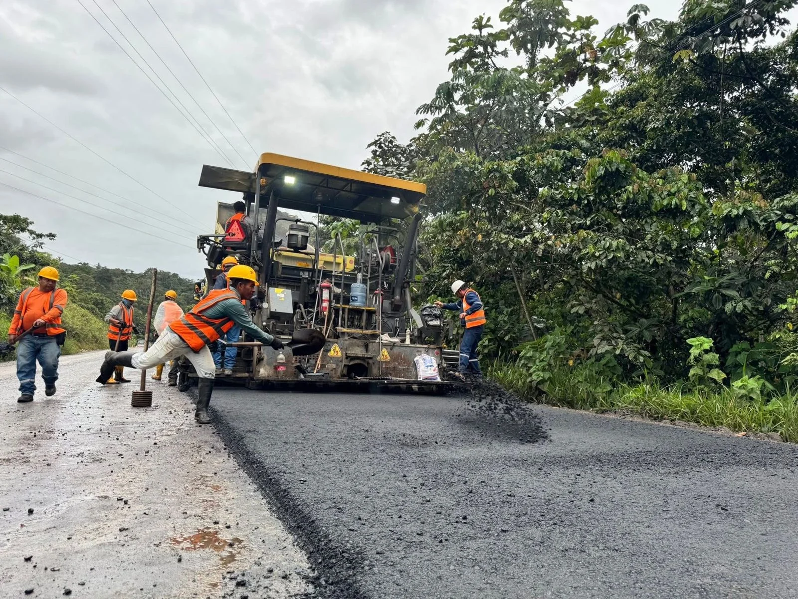 Terminación a nivel de Asfalto de la Vía desde El Dorado a Guayzimi — imagen 2